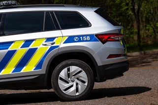 Kážou vodu, pijí víno? Policisté za driftování na sněhu rozdávají pokuty, na sítích však koluje video, jak smykují sami - Garáž.cz